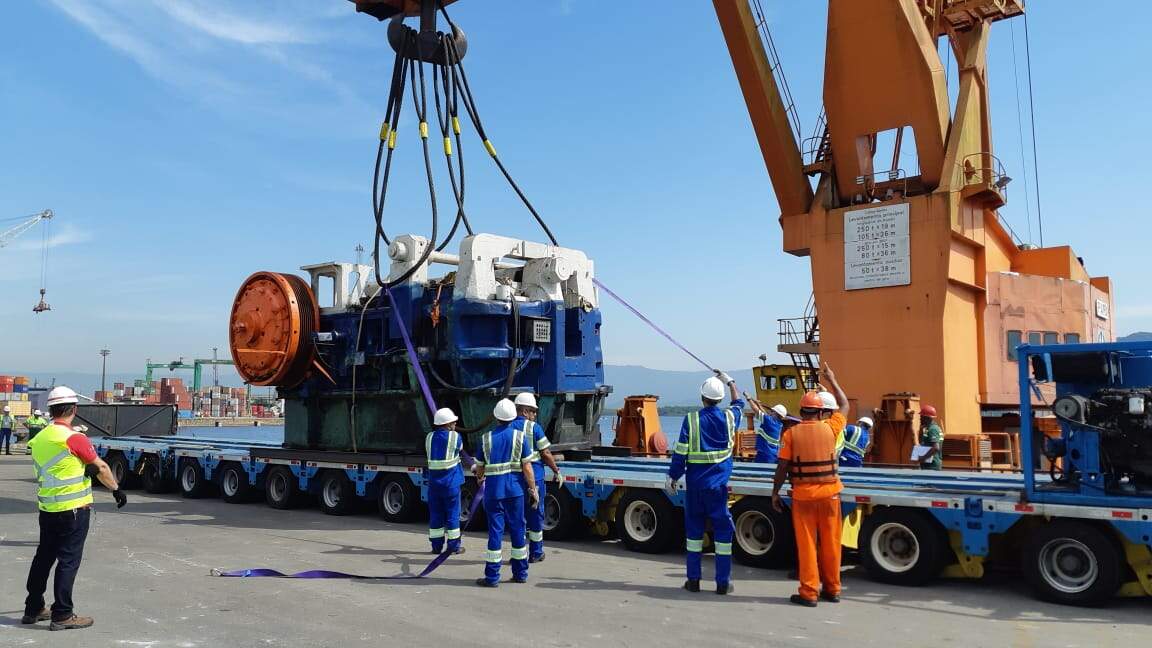 La carga se descargó directamente del barco a un camión modular La carga se descargó directamente del barco a un camión modular