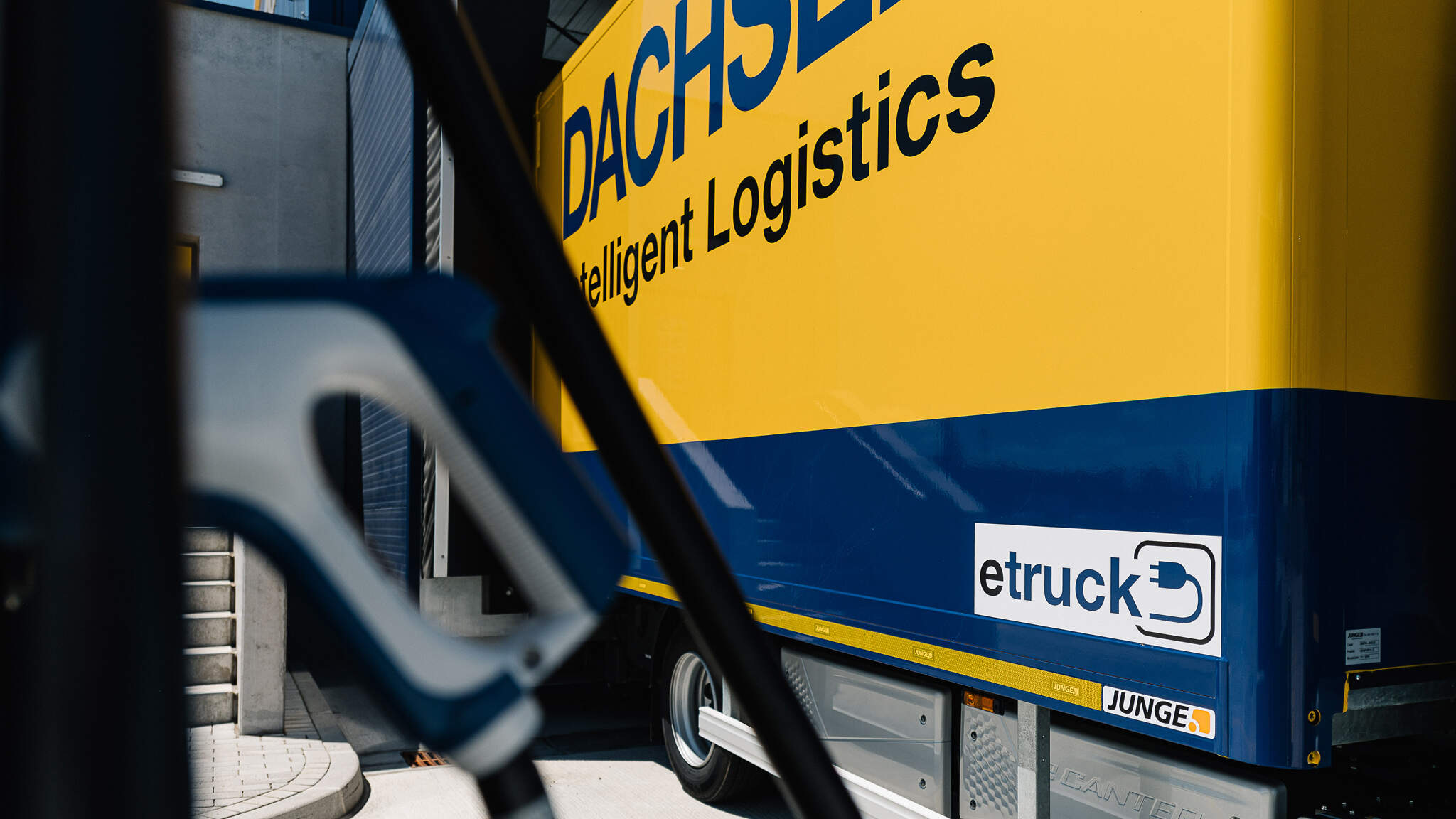En Friburgo, DACHSER desplegará un eCanter FUSO totalmente eléctrico de 7,5 toneladas. En Friburgo, DACHSER desplegará un eCanter FUSO totalmente eléctrico de 7,5 toneladas.