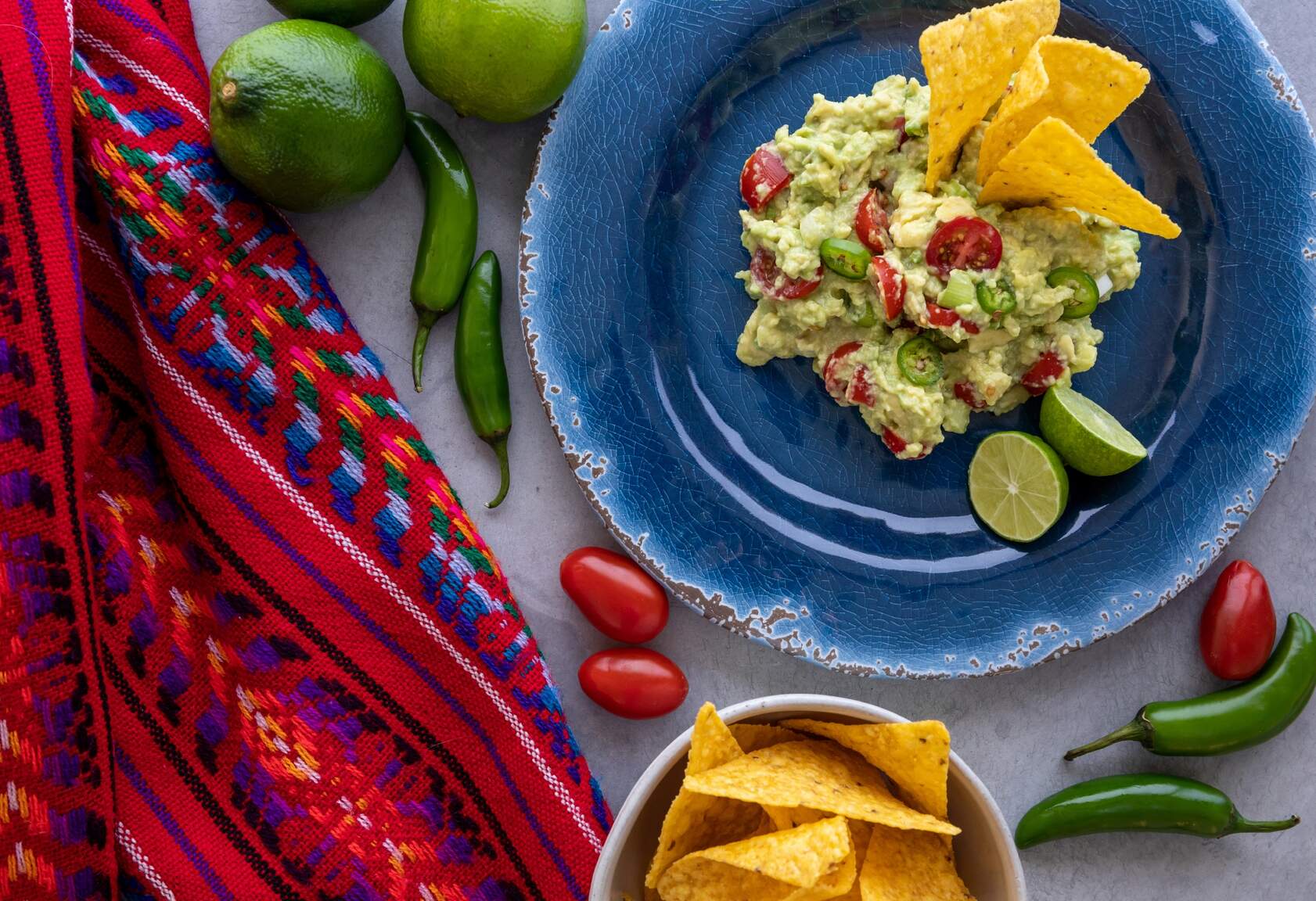 El Cinco de Mayo se celebra en los EE. UU. con festividades centradas en la comida y bebida tradicional mexicana. El Cinco de Mayo se celebra en los EE. UU. con festividades centradas en la comida y bebida tradicional mexicana.