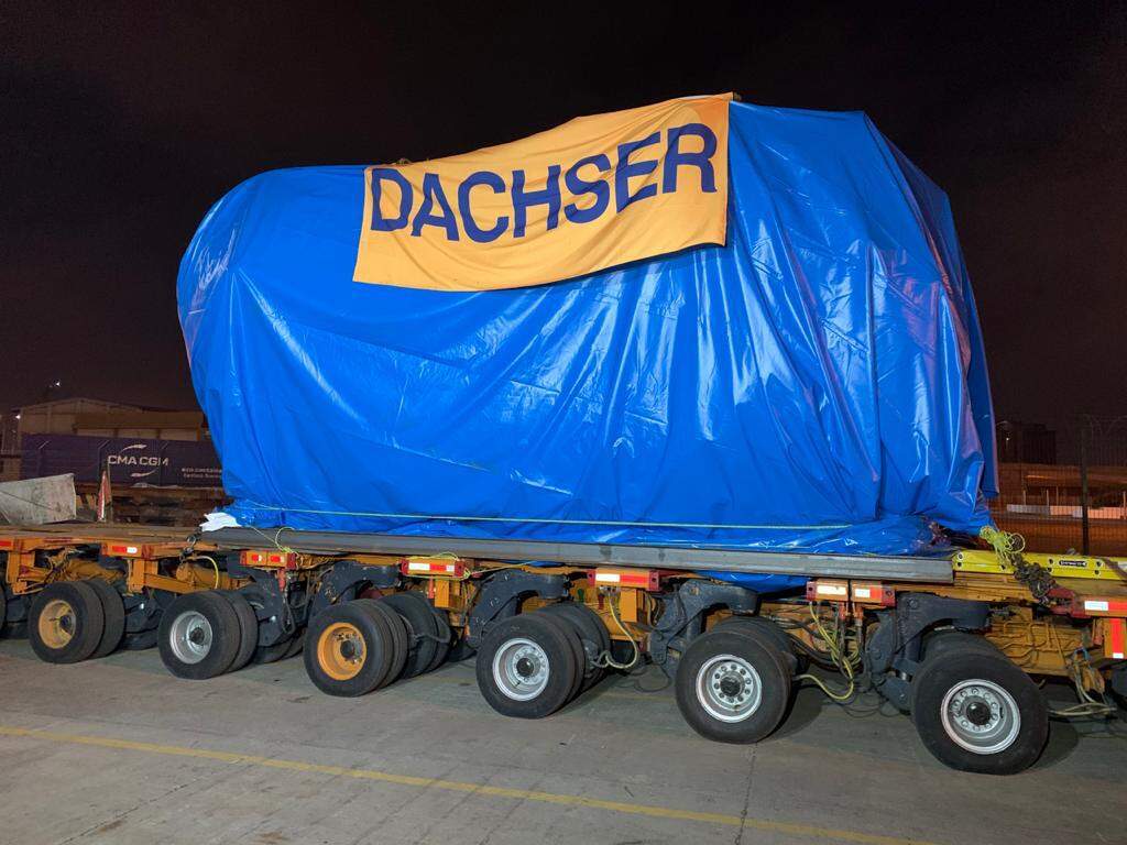 La carga se descargó directamente del barco a un camión modular La carga se descargó directamente del barco a un camión modular